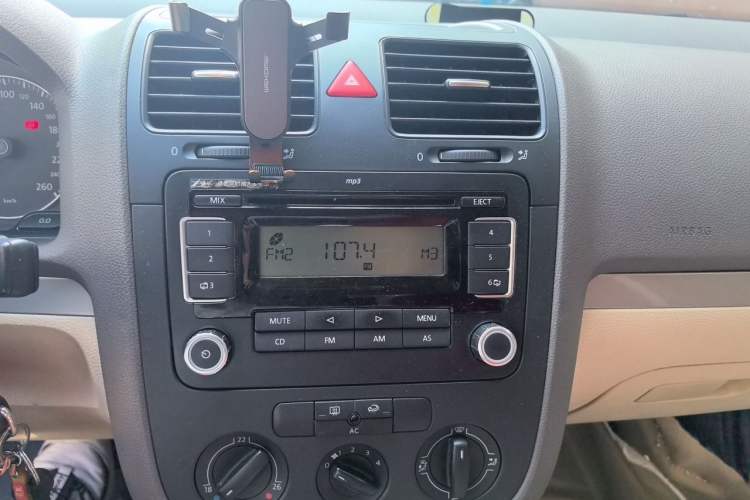 Used Volkswagen Sagitar 2009 1.6L Automatic Comfort Edition Audio And AC Panel