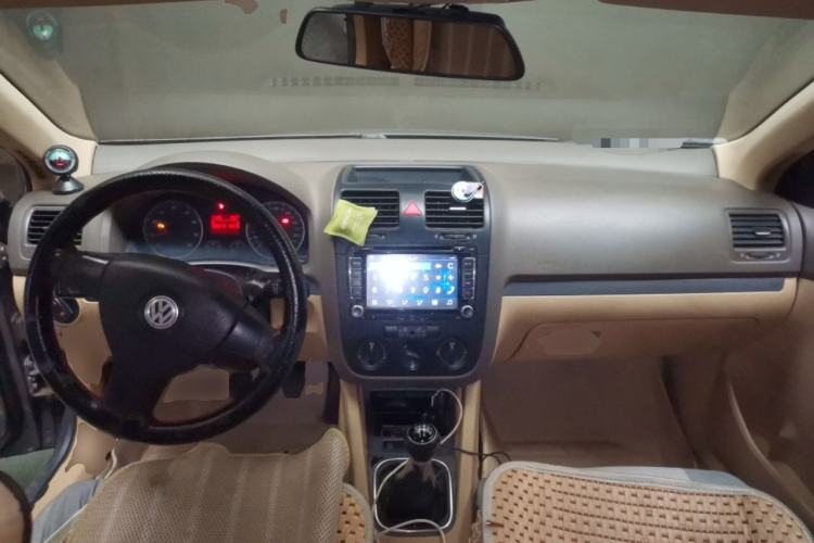 Used Volkswagen Sagitar 2009 1.6L Manual Fashion Model with Leather Interior Center Console