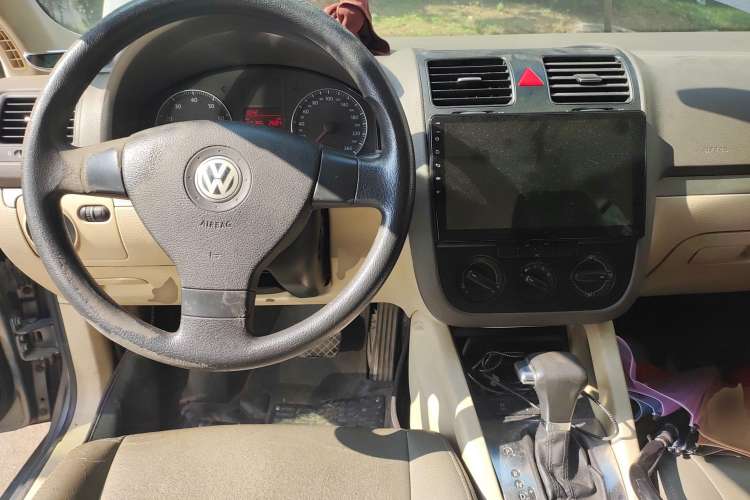 Used Volkswagen Sagitar 2009 1.6L Automatic Comfort Edition Center Console