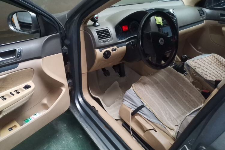 Used Volkswagen Sagitar 2009 1.6L Manual Fashion Model with Leather Interior Driver Seat