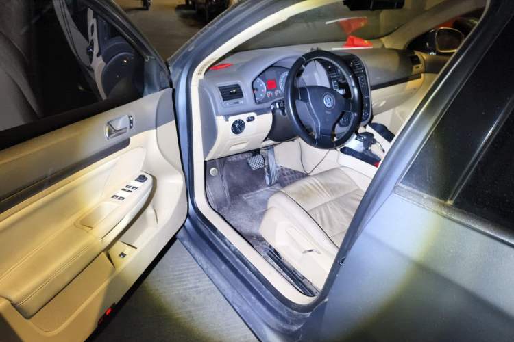 Used Volkswagen Sagitar 2009 2.0L Automatic Leather Edition Driver Seat