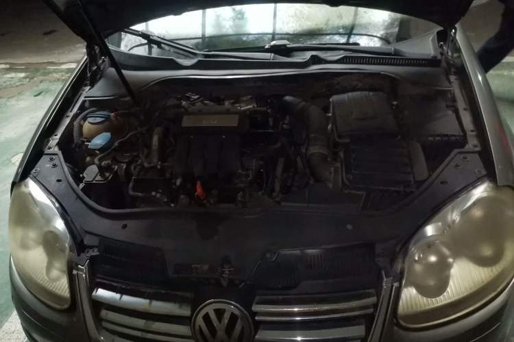 Used Volkswagen Sagitar 2009 1.6L Manual Fashion Model with Leather Interior Engine Bay