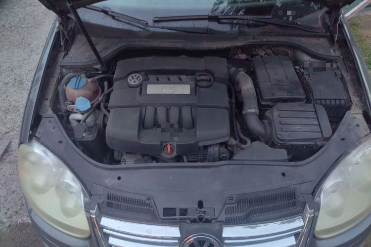 Used Volkswagen Sagitar 2009 1.6L Automatic Fashion Edition Engine Bay