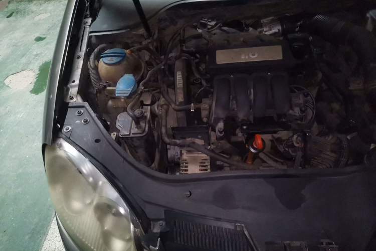Used Volkswagen Sagitar 2009 1.6L Manual Fashion Model with Leather Interior Engine Bay Right