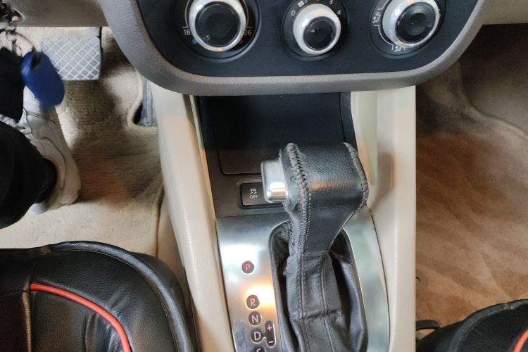 Used Volkswagen Sagitar 2009 1.6L Automatic Comfort Edition Gear Lever