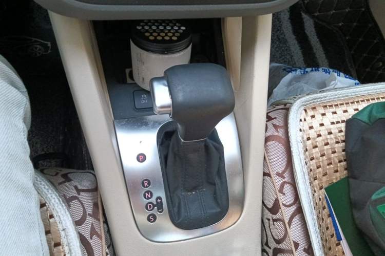 Used Volkswagen Sagitar 2009 1.6L Automatic Comfort Edition Gear Lever