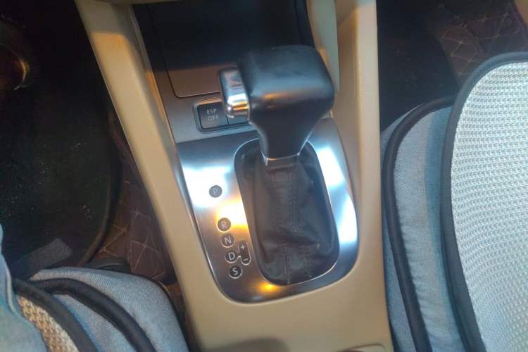 Used Volkswagen Sagitar 2009 1.6L Automatic Fashion Edition Gear Lever