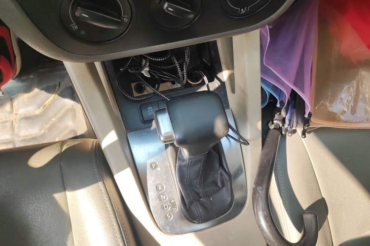 Used Volkswagen Sagitar 2009 1.6L Automatic Comfort Edition Gear Lever