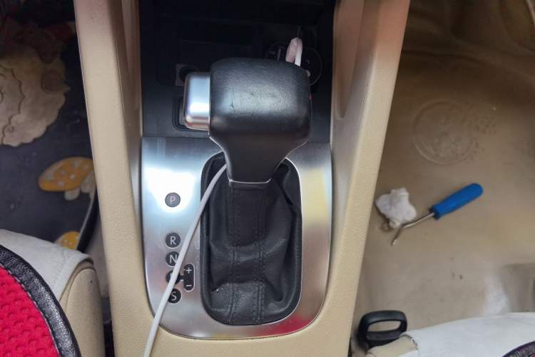 Used Volkswagen Sagitar 2009 1.6L Automatic Comfort Edition Gear Lever