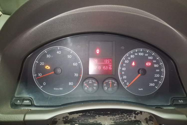 Used Volkswagen Sagitar 2009 1.6L Manual Fashion Model with Leather Interior Instrument Cluster