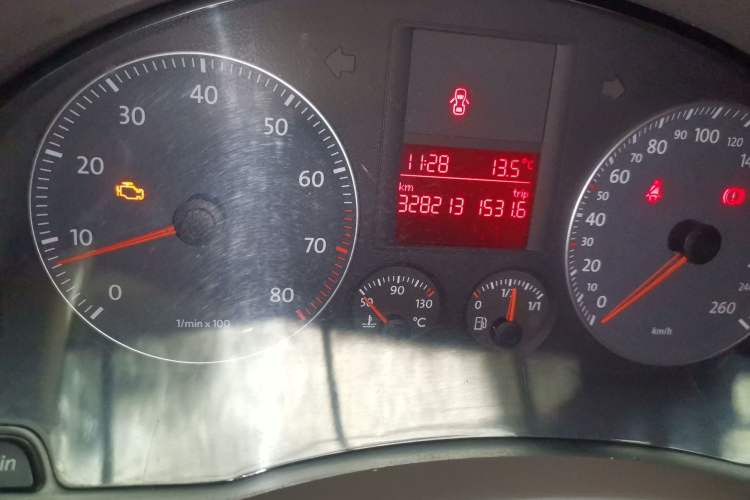 Used Volkswagen Sagitar 2009 1.6L Manual Fashion Model with Leather Interior Odometer Close Up