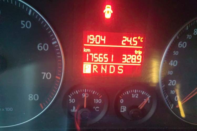 Used Volkswagen Sagitar 2009 1.6L Automatic Fashion Edition Odometer Close Up