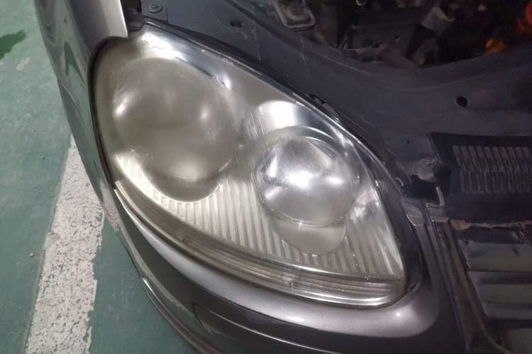 Used Volkswagen Sagitar 2009 1.6L Manual Fashion Model with Leather Interior Right Front Headlight