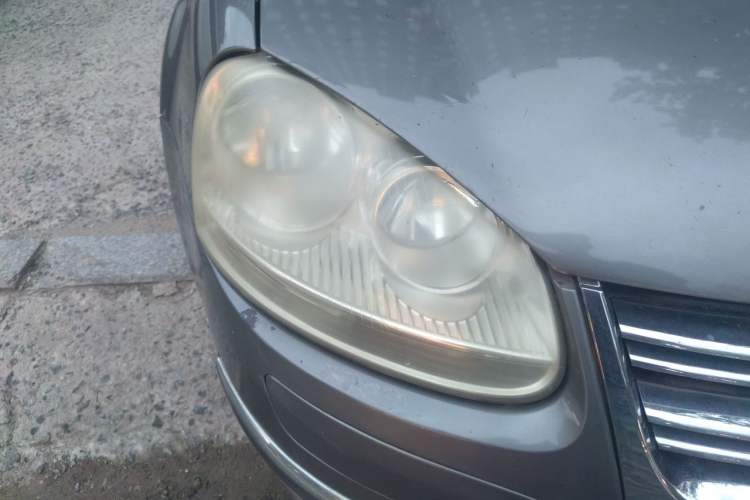 Used Volkswagen Sagitar 2009 1.6L Automatic Fashion Edition Right Front Headlight