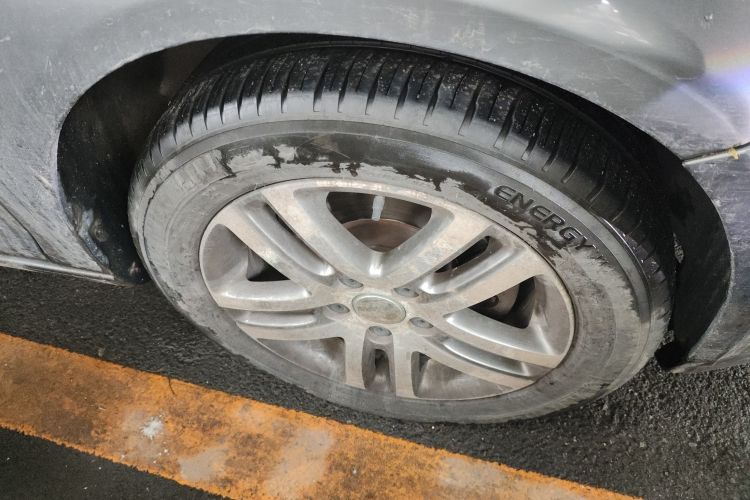 Used Volkswagen Sagitar 2009 1.6L Automatic Comfort Edition Right Front Wheel Hub