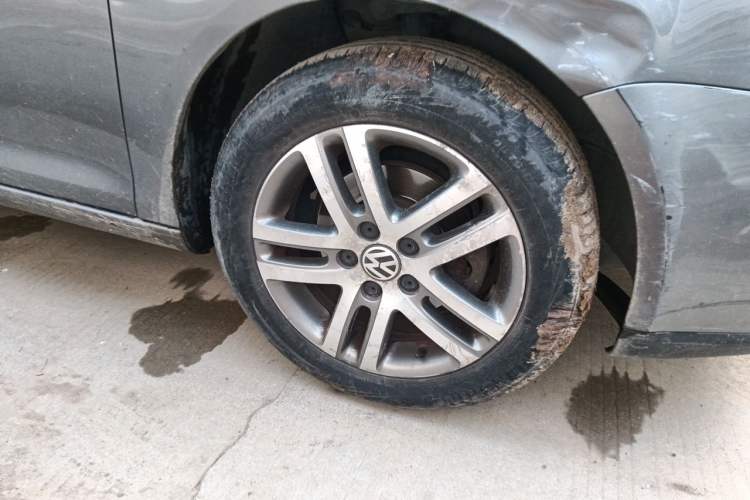 Used Volkswagen Sagitar 2009 1.6L Automatic Comfort Edition Right Front Wheel Hub