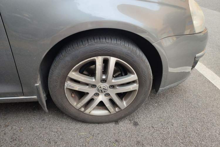 Used Volkswagen Sagitar 2009 1.6L Automatic Comfort Edition Right Front Wheel Hub