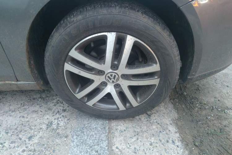 Used Volkswagen Sagitar 2009 1.6L Automatic Fashion Edition Right Front Wheel Hub