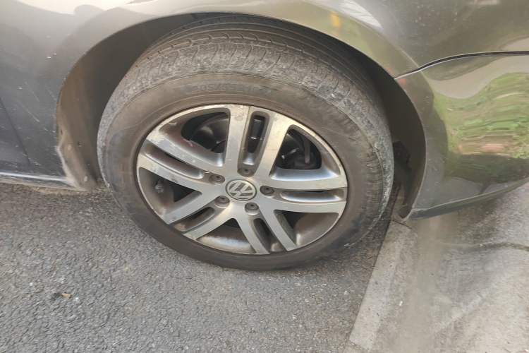 Used Volkswagen Sagitar 2009 1.6L Automatic Comfort Edition Right Front Wheel Hub