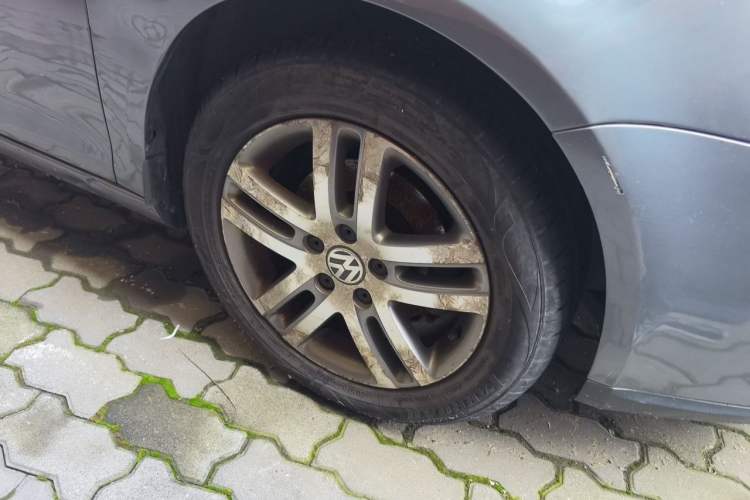 Used Volkswagen Sagitar 2009 1.6L Automatic Comfort Edition Right Front Wheel Hub