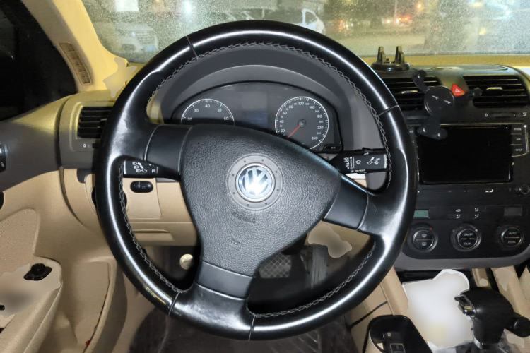 Used Volkswagen Sagitar 2009 2.0L Automatic Leather Edition Steering Wheel
