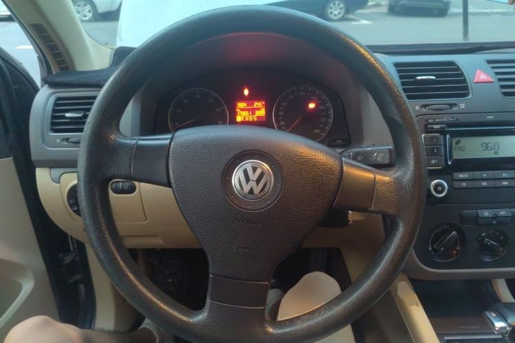 Used Volkswagen Sagitar 2009 1.6L Automatic Fashion Edition Steering Wheel
