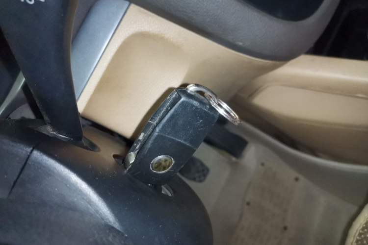Used Volkswagen Sagitar 2009 1.6L Manual Fashion Model with Leather Interior Vehicle Key