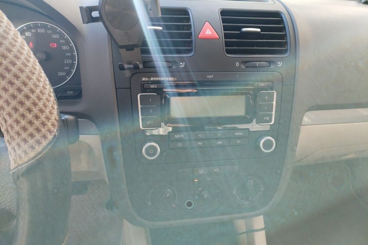 Used Volkswagen Sagitar 2009 1.6L Automatic Comfort Edition Audio And AC Panel