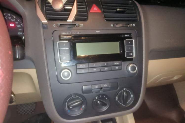 Used Volkswagen Sagitar 2009 1.6L Automatic Fashion Edition Audio And AC Panel