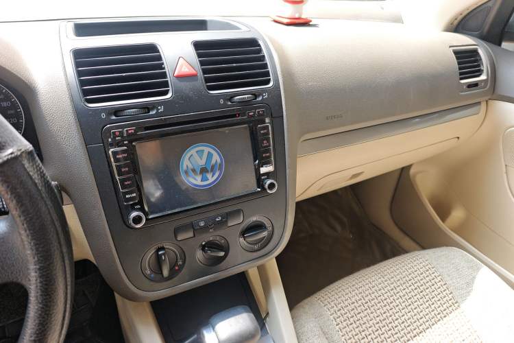 Used Volkswagen Sagitar 2009 1.6L Automatic Fashion Edition Audio And AC Panel