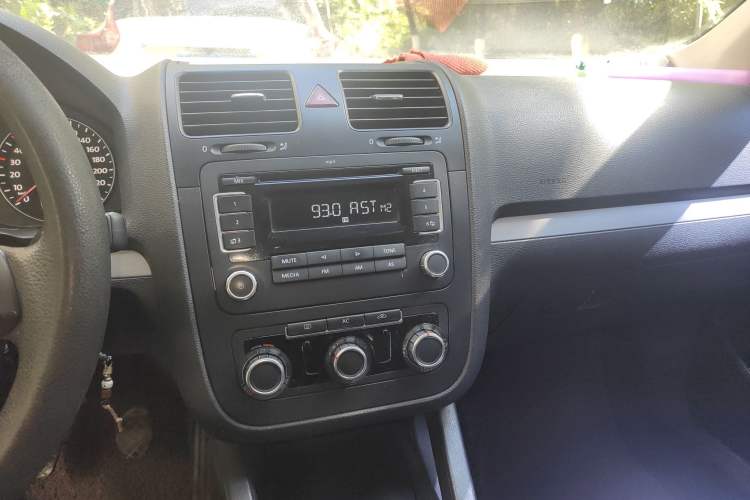 Used Volkswagen Sagitar 2009 1.6L Manual Comfort Edition Audio And AC Panel