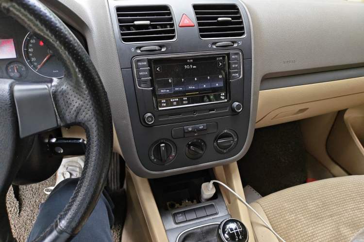 Used Volkswagen Sagitar 2009 1.6L Manual Fashion Model Audio And AC Panel