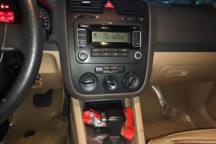 Used Volkswagen Sagitar 2009 1.6L Automatic Comfort Edition Audio And AC Panel