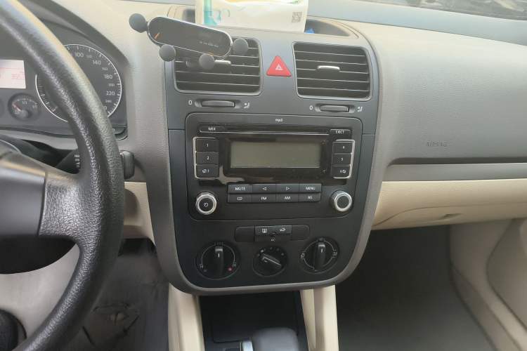 Used Volkswagen Sagitar 2009 1.6L Automatic Comfort Edition Audio And AC Panel