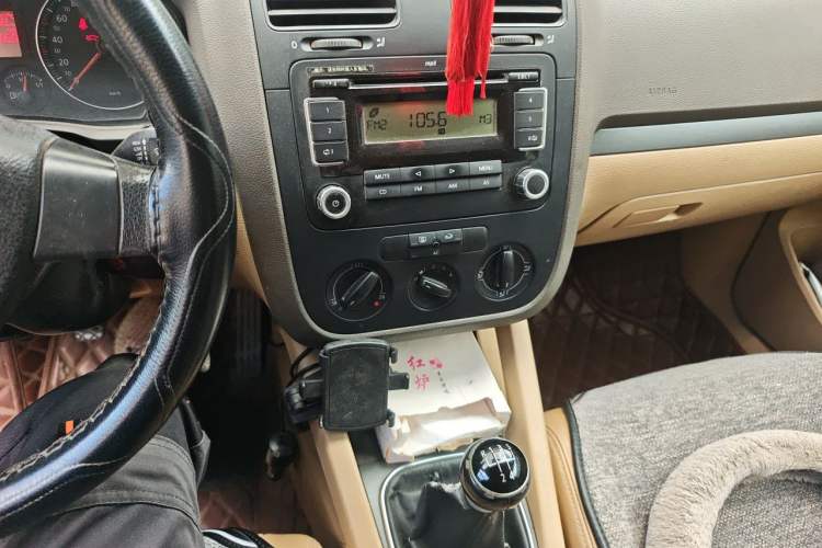 Used Volkswagen Sagitar 2009 1.6L Manual Fashion Model Audio And AC Panel