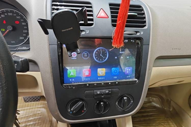 Used Volkswagen Sagitar 2009 1.6L Automatic Fashion Edition Audio And AC Panel