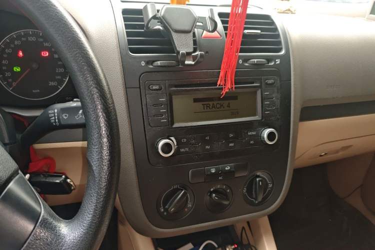Used Volkswagen Sagitar 2009 1.6L Automatic Fashion Edition Audio And AC Panel