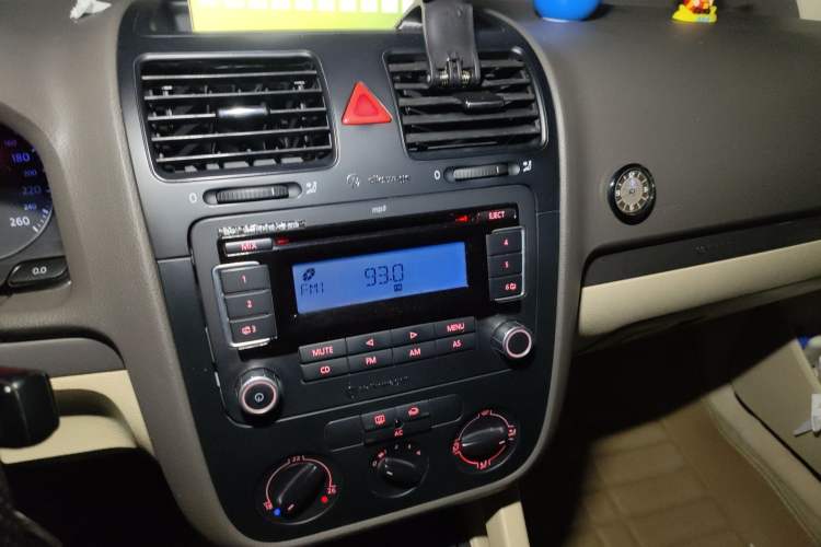 Used Volkswagen Sagitar 2009 1.6L Manual Comfort Edition Audio And AC Panel