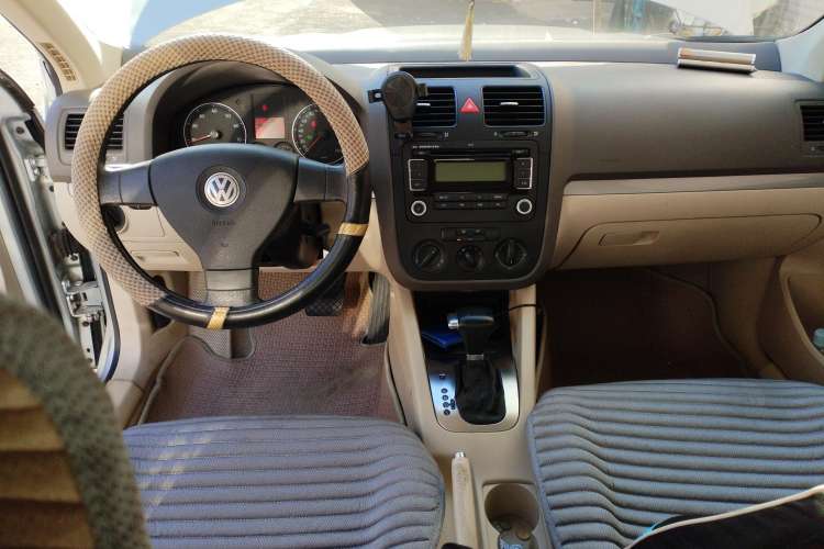 Used Volkswagen Sagitar 2009 1.6L Automatic Comfort Edition Center Console