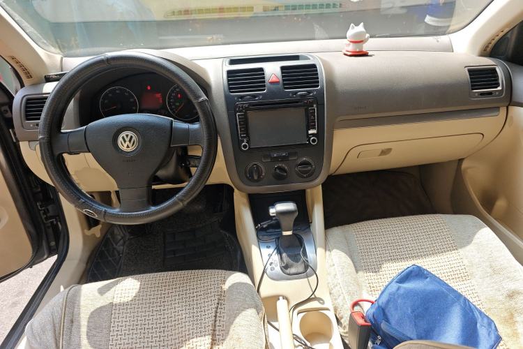 Used Volkswagen Sagitar 2009 1.6L Automatic Fashion Edition Center Console