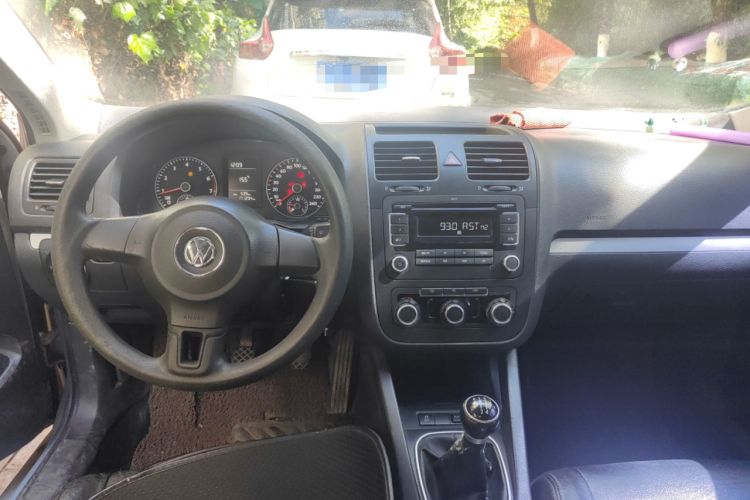 Used Volkswagen Sagitar 2009 1.6L Manual Comfort Edition Center Console