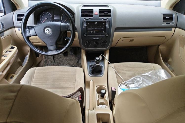 Used Volkswagen Sagitar 2009 1.6L Manual Fashion Model Center Console