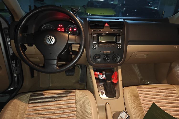 Used Volkswagen Sagitar 2009 1.6L Automatic Comfort Edition Center Console