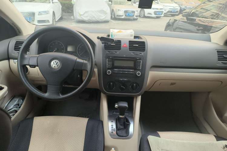 Used Volkswagen Sagitar 2009 1.6L Automatic Comfort Edition Center Console