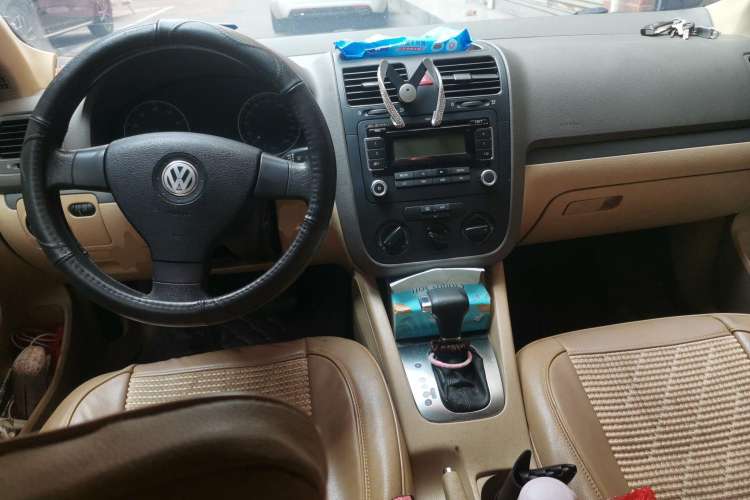 Used Volkswagen Sagitar 2009 1.6L Automatic Comfort Edition Center Console