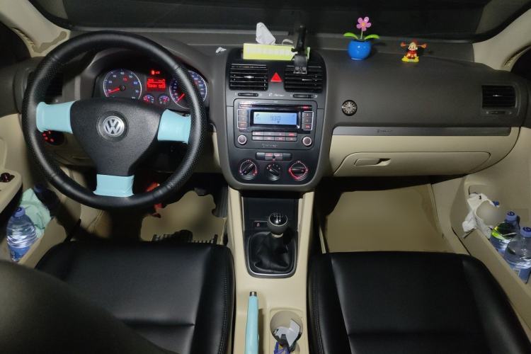 Used Volkswagen Sagitar 2009 1.6L Manual Comfort Edition Center Console