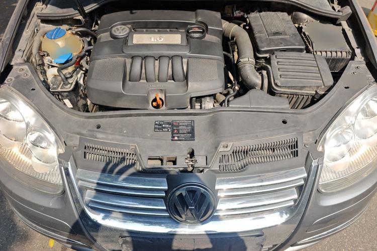 Used Volkswagen Sagitar 2009 1.6L Automatic Fashion Edition Engine Bay