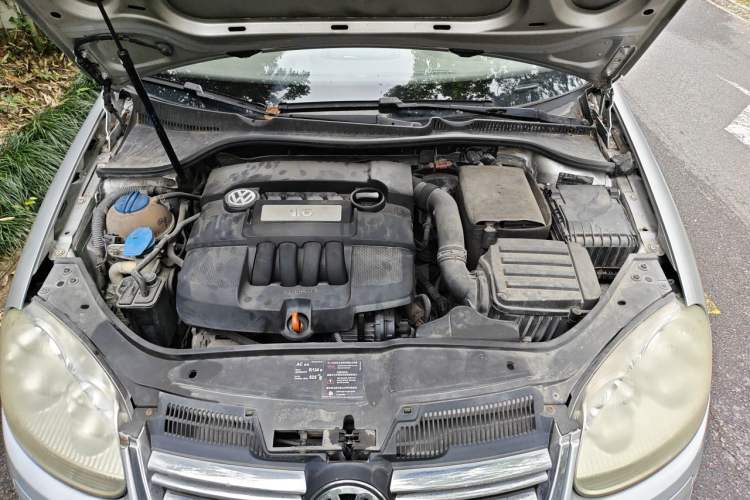Used Volkswagen Sagitar 2009 1.6L Manual Fashion Model Engine Bay