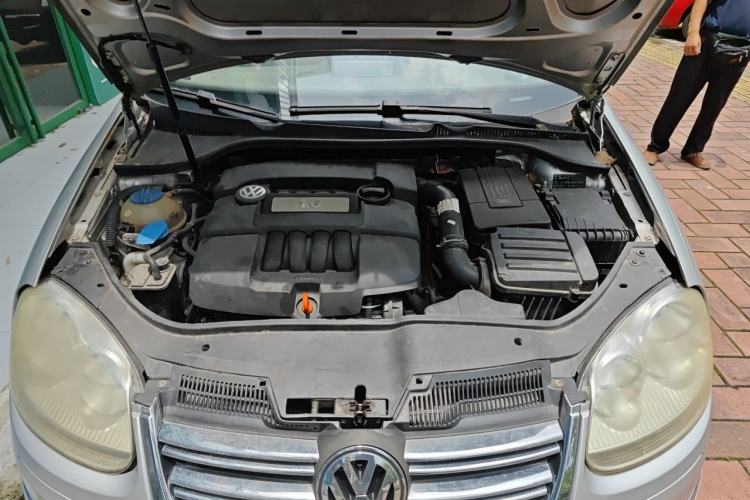 Used Volkswagen Sagitar 2009 1.6L Automatic Fashion Edition Engine Bay