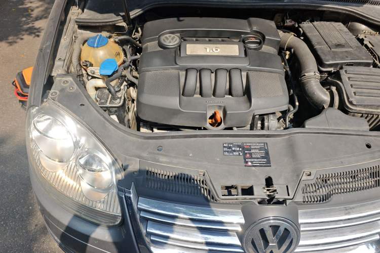 Used Volkswagen Sagitar 2009 1.6L Automatic Fashion Edition Engine Bay Right